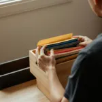 Rangement de documents administratifs dans des chemises colorées étiquetées